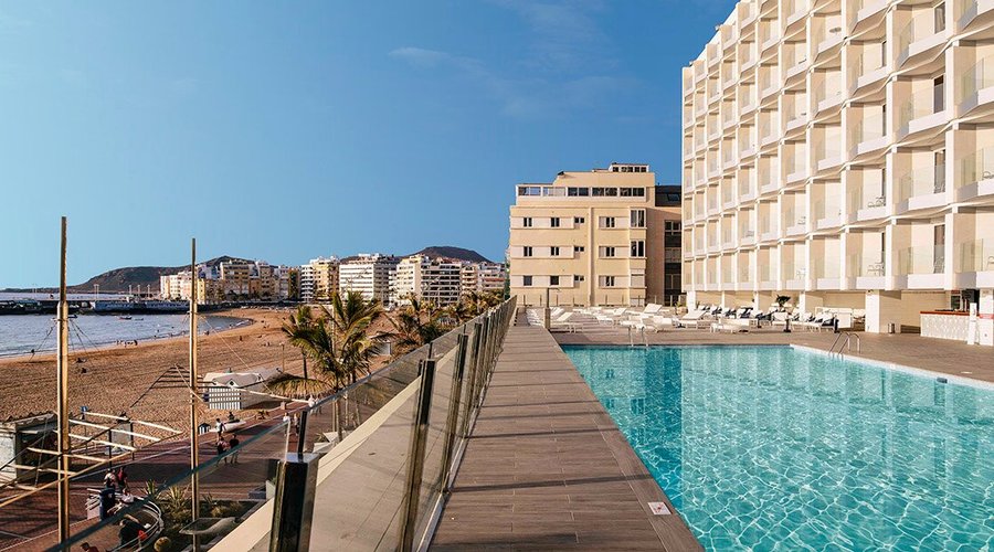 Foto de la piscina principal del hotel Cristina By Tigotan