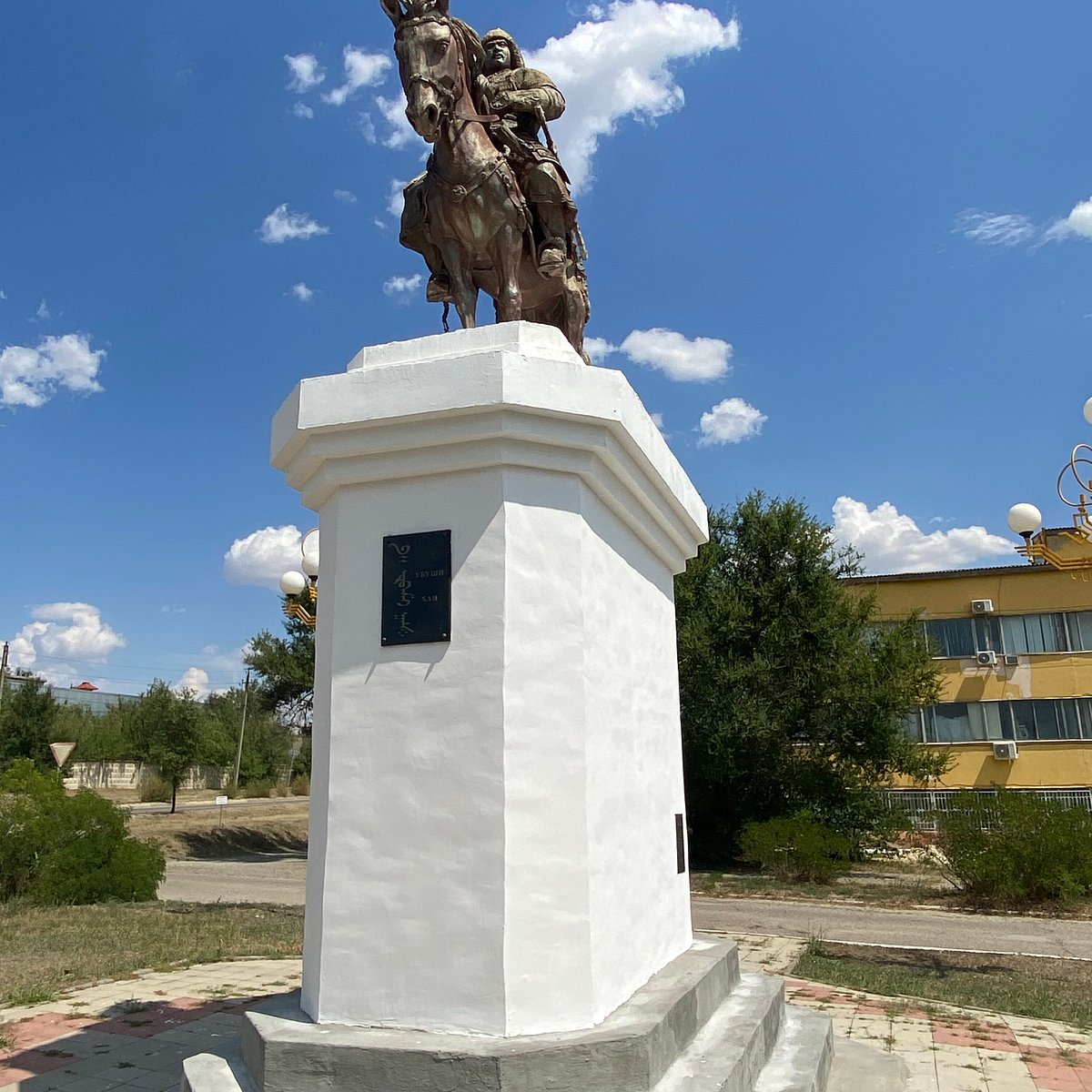 Памятник Убаши-Хану Элиста