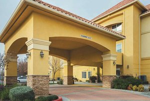 La Quinta Inn & Suites by Wyndham Fresno Northwest in Fresno, image may contain: Villa, Housing, House, Portico