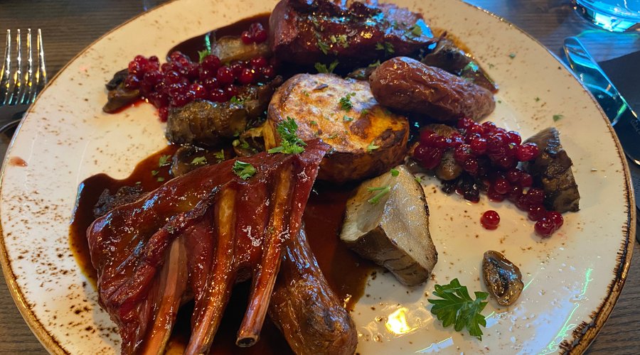 rensdyrribs og pølse med kartoffelmos, svampe mv