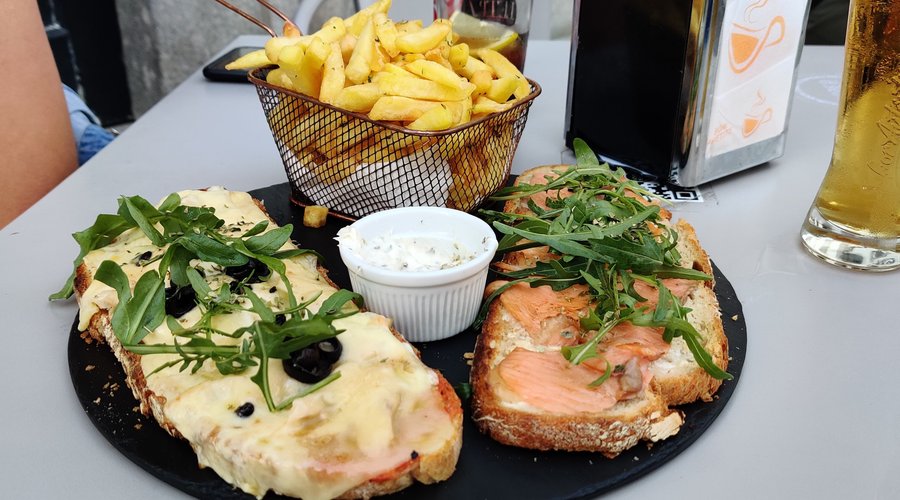 Tosta de salmão fumado e de frango com batatas fritas.