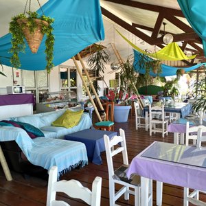 La terrasse est très spacieuse, elle permet d'avoir une belle vue sur les alentours.