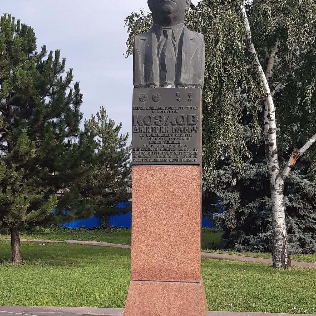 Памятники тихорецка. Памятник Кочубею в Тихорецке. Тихорецк Козлов памятник. Памятник на площади Жукова в Тихорецке. Памятник Кочубею Тихорецк роща.