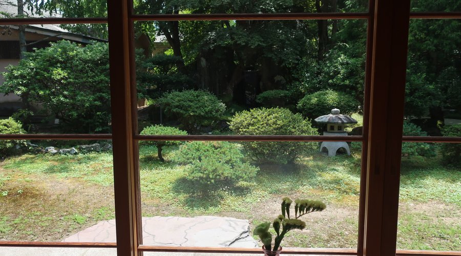 美しい庭園を眺めながらの食事が楽しめる