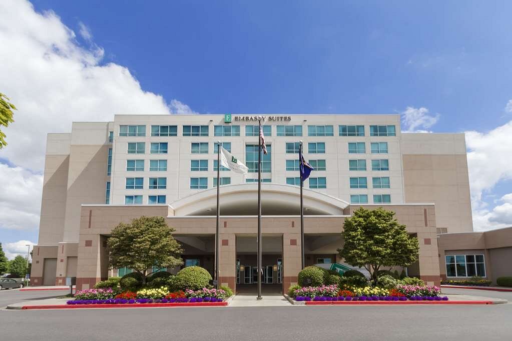 Embassy Suites by Hilton Portland Airport, hotel in Portland