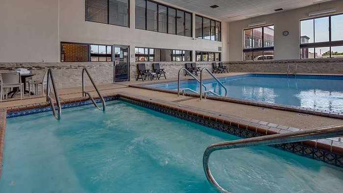 hotels in hays ks with pools