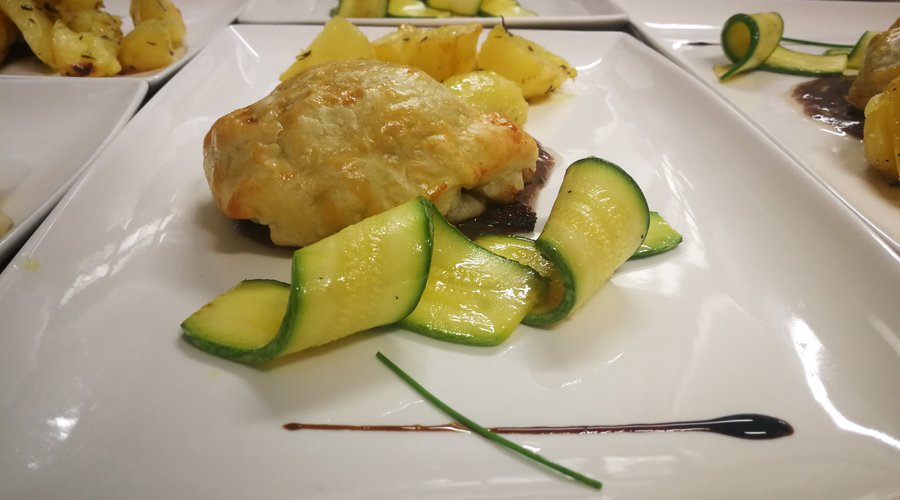 Guancialetto di maiale in crosta croccante servito con polenta nostrana 
