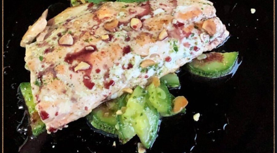 Salmone scottato con zucchine saltate, riduzione al cannonau e mandorle 