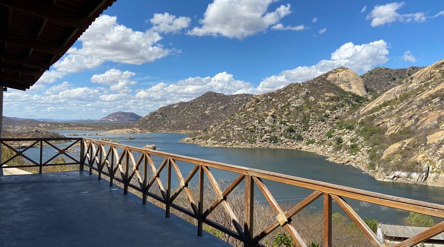 O Restaurante da pousada fica em frente ao açude gargalheiras em Acari/RN. A partir dele, é possível apreciar uma bela vista do açude. O local é bem ventilado e os pratos deliciosos. Preços bastante atrativos. Excelente!