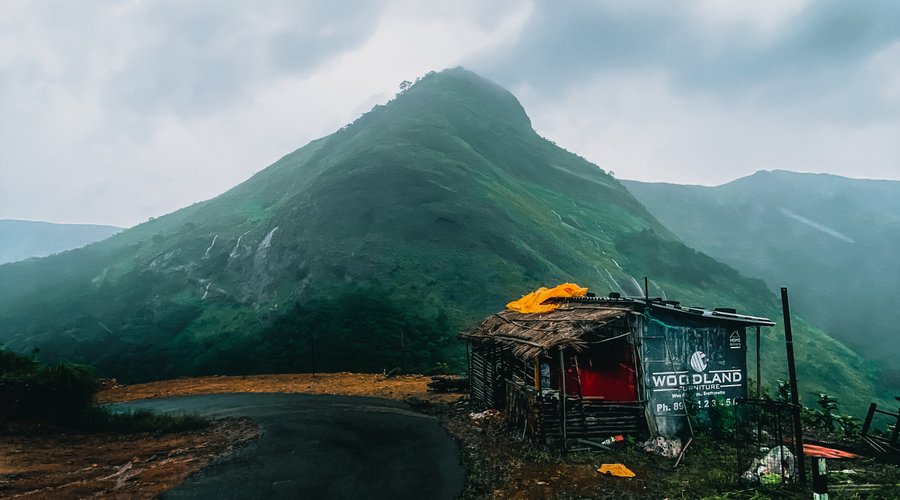 Illikkal Mala comprises three hills, each rising up to 3,400 ft above sea level. Each of the hills has a peculiar shape. One of them resembles a mushroom, which is why it is known as Kuda Kallu (umbrella-shaped rock). The second hill has a small hunch on the sides and is therefore referred to as Koonu Kallu (hunch back rock). There is a 1⁄2-foot-wide bridge called Narakapalam (bridge to hell) connecting these two hills.