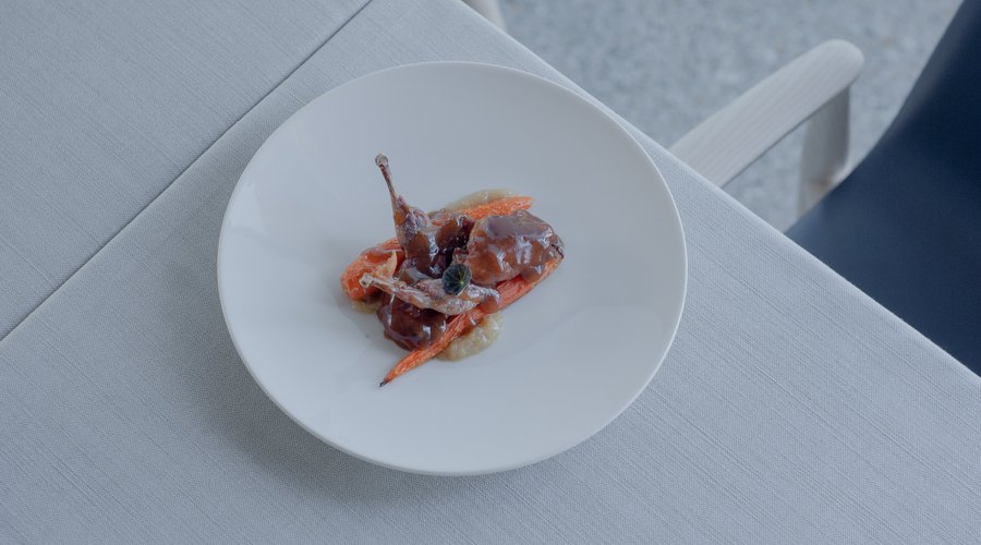 Quaglia croccante, carote al burro e chutney di susine