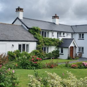 You get the left hand wing of the house. The single storey building is the self catering cottage.