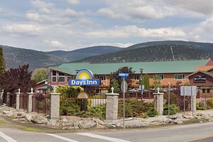 Days Inn by Wyndham Penticton Conference Centre in Penticton, image may contain: Hotel, Building, Inn, Resort