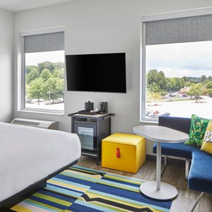 Aloft Chattanooga Hamilton Place in Chattanooga, image may contain: Hotel, Condo, City, Office Building