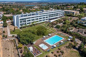Pelican Alvor in Alvor, image may contain: Building, Pool, Swimming Pool, Outdoors