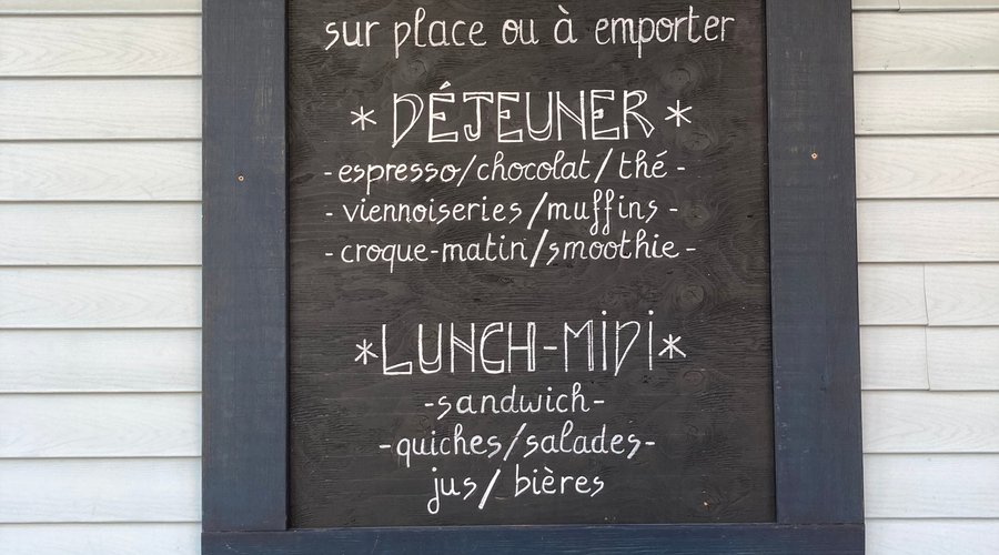 Café l'Abri Côtier welcomes you for morning breakfast and lunch. 
