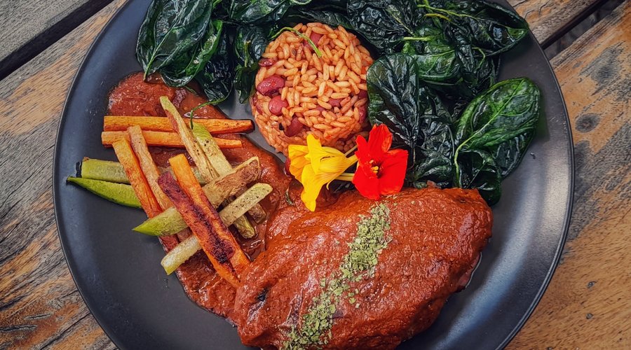 PUYAZO EN SALSA DE SUBANIK / PUYAZO IN SUBANIK SAUCE

8 oz puyazo acompañado de subanik tradicional guatemalteco, arroz con frijoles, vegetales asados, ensalada de lechugas y espinacas fritas.

8 oz puyazo steak with traditional Guatemalan subanik sauce, rice and beans, roasted vegetables, salad and spinach fries


