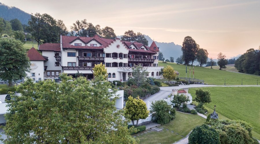 …der Traum vom feinen Leben auf dem Lande..

Entdecken Sie das AlpenSchlössl mit seiner einzigartigen Lage und Aussicht, die Region Wilder Kaiser, Tirol und Österreich als Ihr Urlaubsland, das keinen Wunsch offen lässt!
Im Hotel AlpenSchlössl, Landhaus Ager, Ferienhaus AlpenDomizil und dem Stammhaus Agerhof in Söll in den Kitzbüheler Alpen finden Sie zu
jeder JahresZeit eine Fülle an Freizeit- und Aktivangeboten für Ihre unvergesslichen Urlaubstage.

„Zufriedene Gäste sind unser Ziel.“