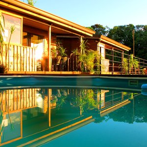 Bungalows du Bounty Lodge vus de la piscine