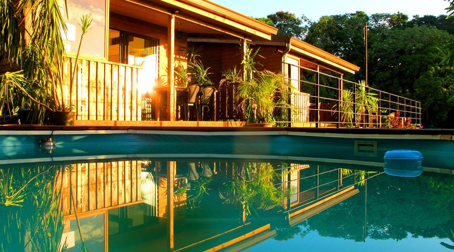 Bungalows du Bounty Lodge vus de la piscine