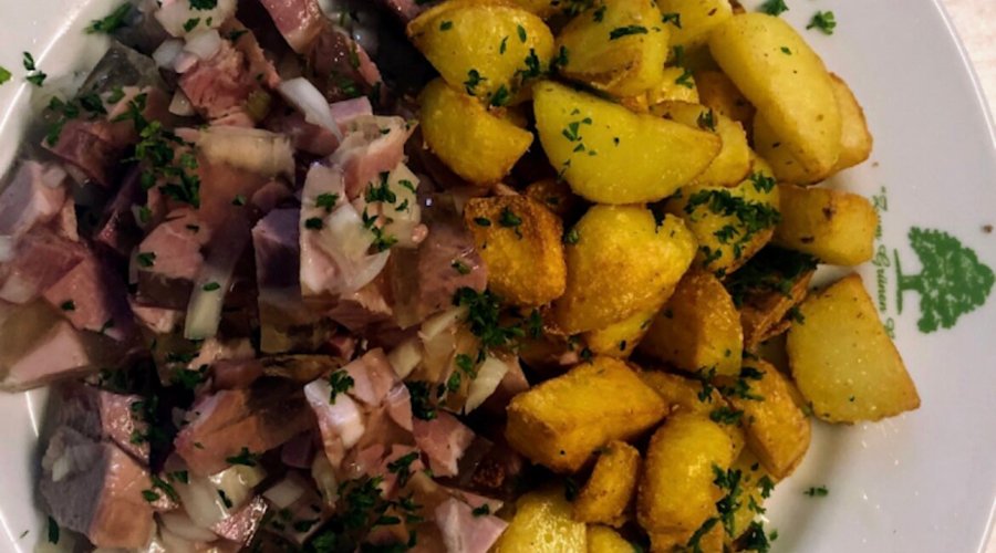 Frische Sülze mit Bratkartoffel