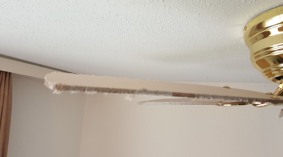 Der Ventilator ist total verstaubt. 🤮 Die Unterkunft ist ziemlich in die Jahre gekommen und im Bad ist Schimmel. Der Empfang war unheimlich freundlich und ich bekam ein Busticket für die Aufenthaltsdauer.