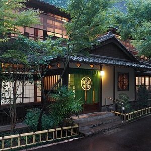 大正2年建築の本館(個室のお食事処として利用)