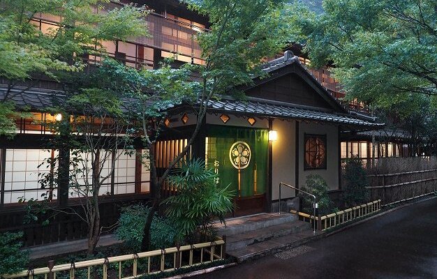 大正2年建築の本館(個室のお食事処として利用)