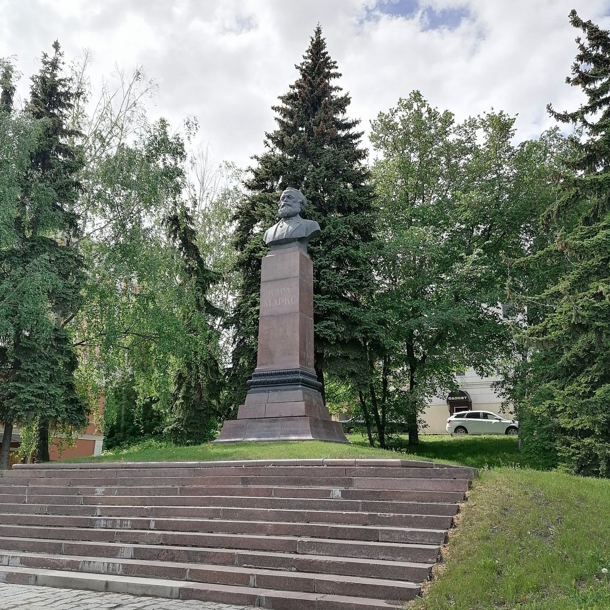 Памятник стали. • Памятник Карлу Марксу Россия, Московская область, Электросталь.