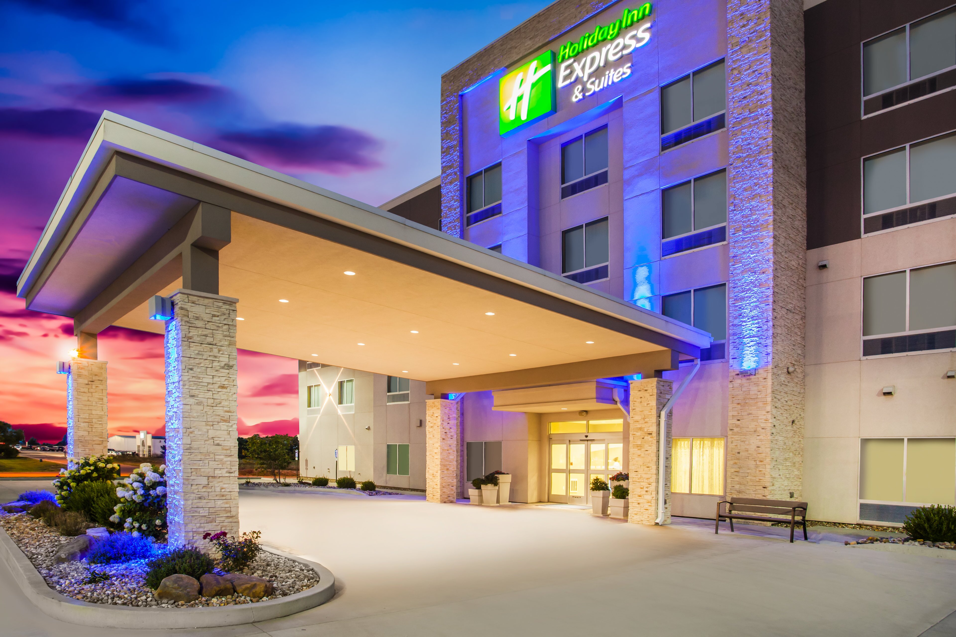 HOLIDAY INN EXPRESS & SUITES LITCHFIELD WEST $108 ($̶1̶4̶7̶) - Updated ...