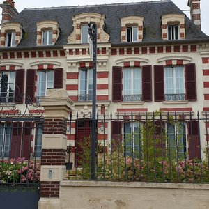 Vue façade et vue côté jardin.