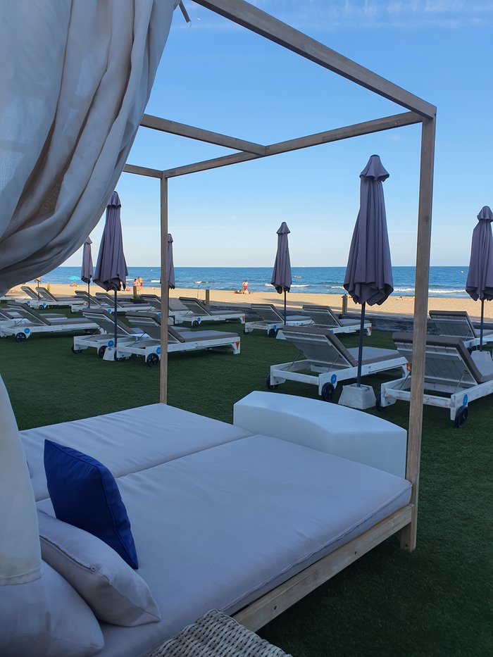 Beach clubs to relax & party in Barcelona! : Tips for holidays in Barcelona