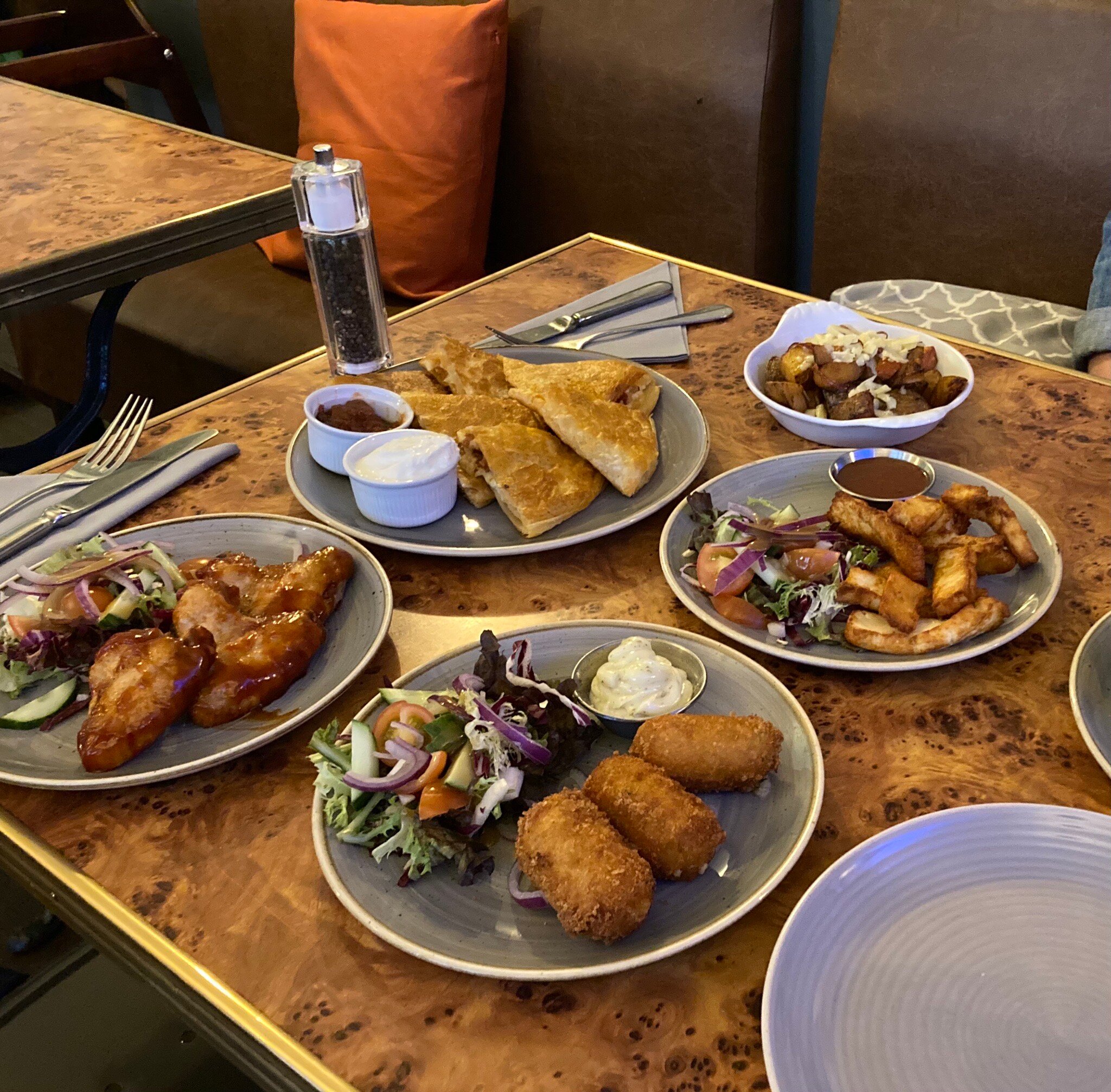 THE WORX BRAUNTON Restaurant Reviews Photos Phone