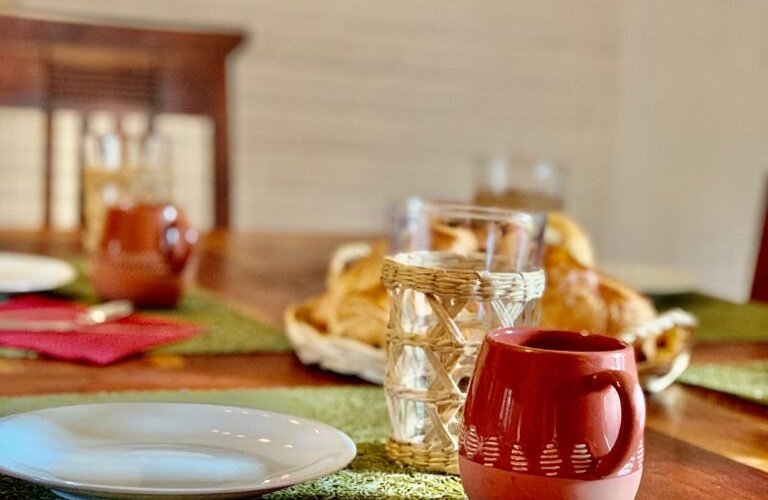 Petit déjeuner buffet dans la salle à manger voûtée