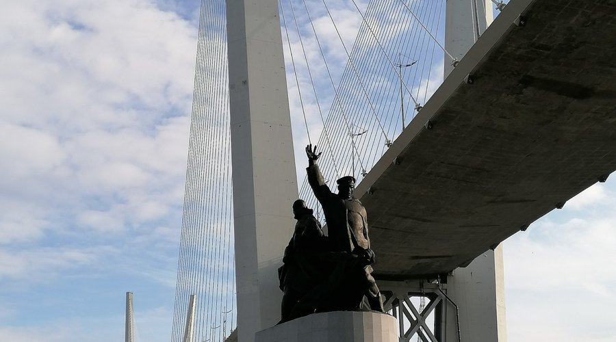 У моста