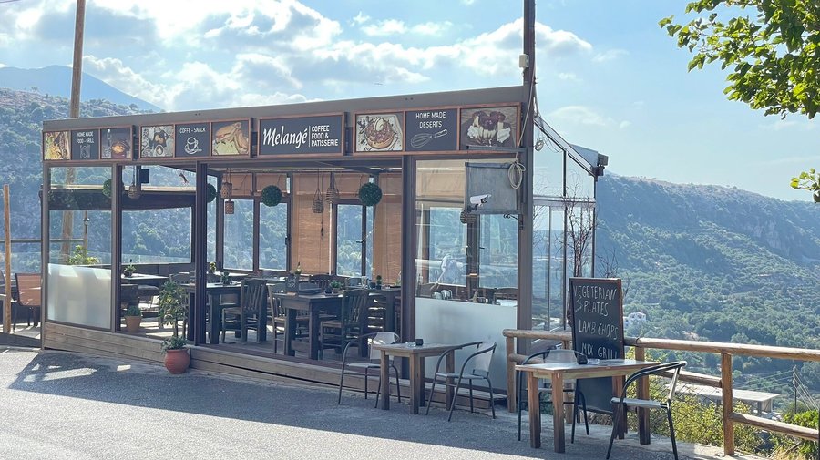 Bien situé avec terrasse qui a une vue sur la vallée et ses oiseaux qui planent.