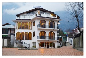 Kashmir Mahal Resorts in Srinagar, image may contain: Villa, Housing, House, Hotel
