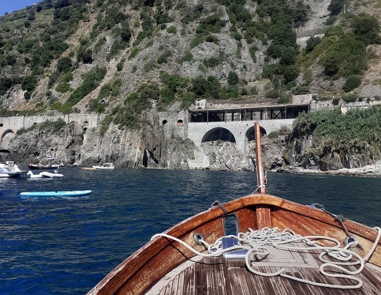 boat tours vernazza italy