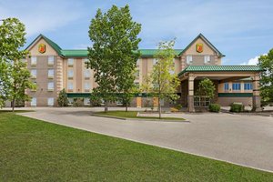 Super 8 by Wyndham Calgary Shawnessy Area in Calgary, image may contain: Hotel, Resort, Inn, Grass