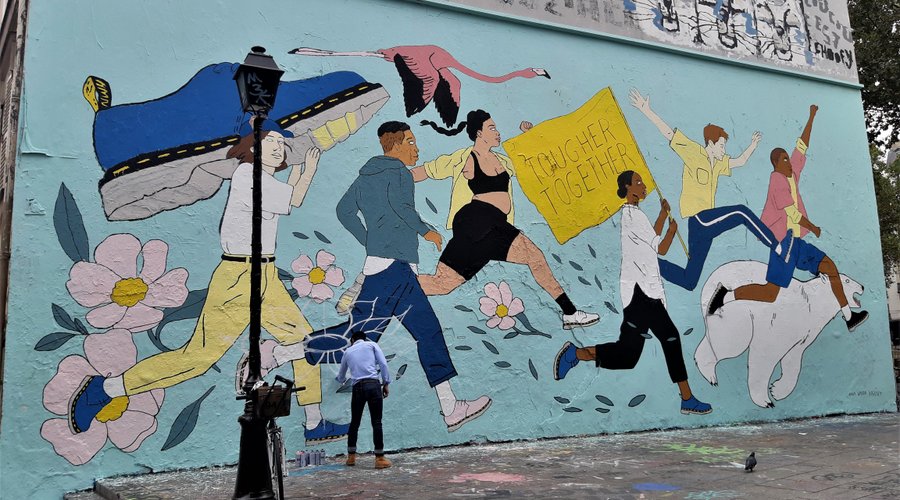 Fresque de la street artiste Anna Wanda Gogusey, réalisée fin août 2021 sur la façade au 79 quai de Valmy dans le 10ème arrondissement