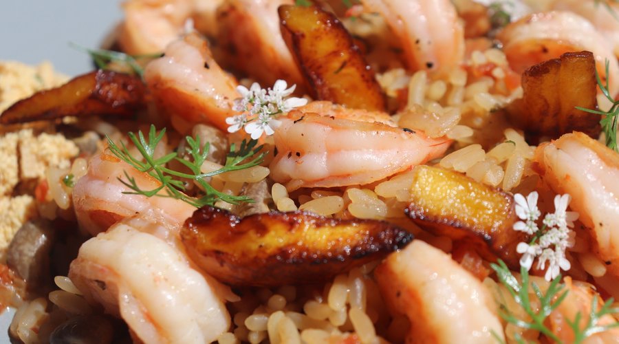 Baião de dois com camarão, bisquê, bacon, banana da terra e farofa de castanhas