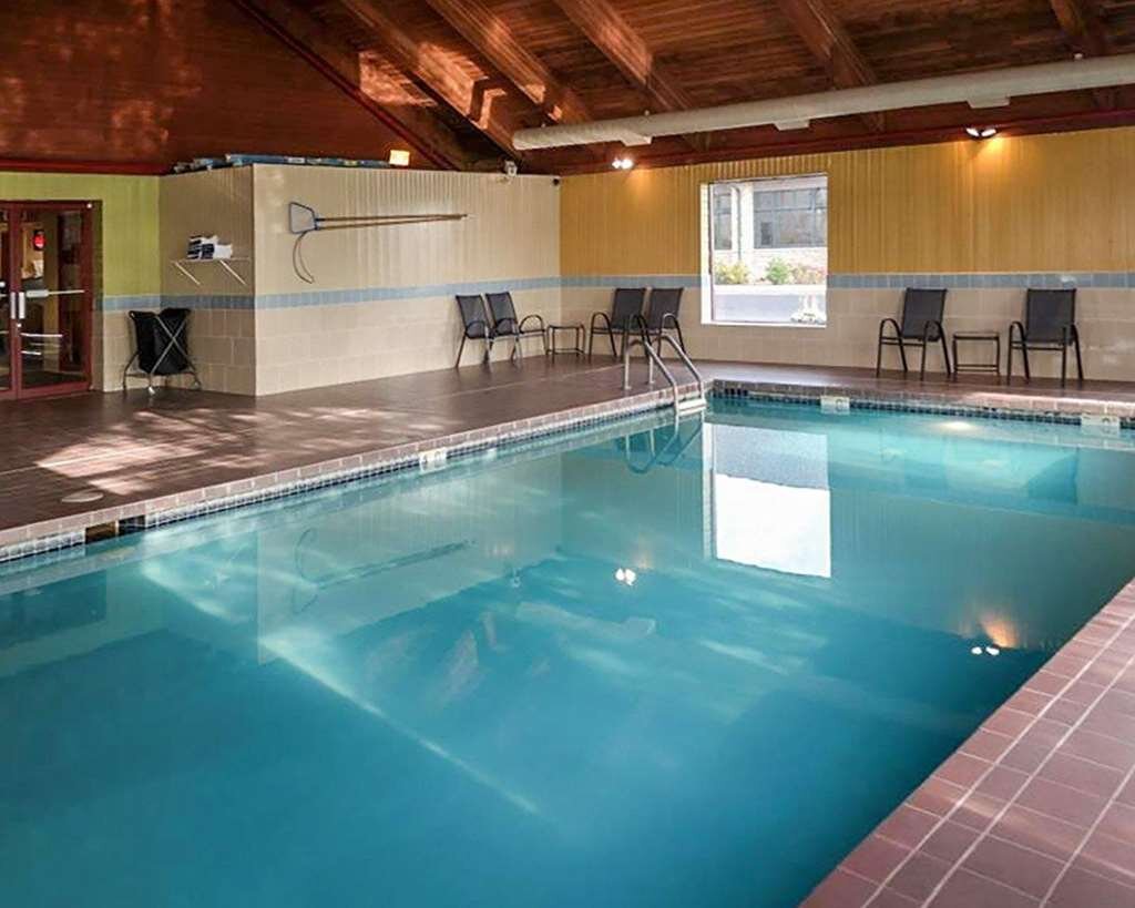 Super 8 by Wyndham Sturtevant/Racine Pool Pictures & Reviews - Tripadvisor