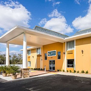 Quality Inn & Suites Heritage Park in Kissimmee, image may contain: Hotel, Building, Architecture, Housing
