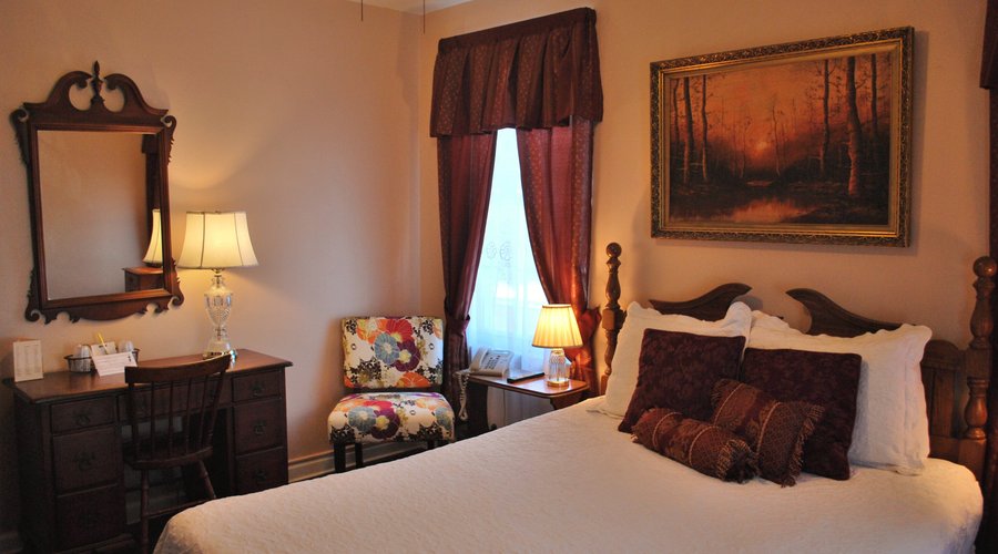 example queen room