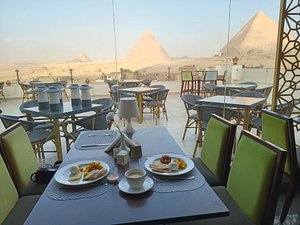 Mamlouk Pyramids Hotel in Giza, image may contain: Dining Table, Table, Restaurant, Dining Room