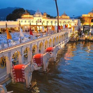 jag mandir udaipur en la noche