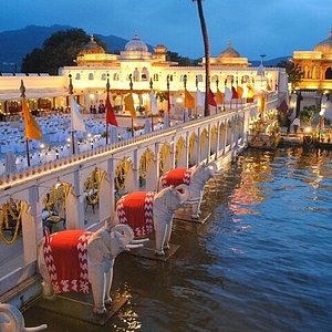 boat cruise in udaipur