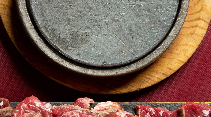 Carne a la piedra 