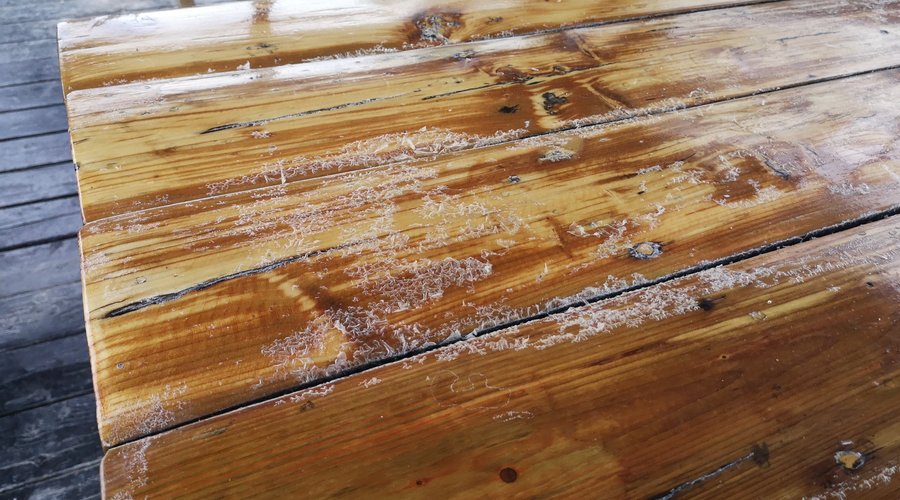 État du vernis sur le dessus des tables.