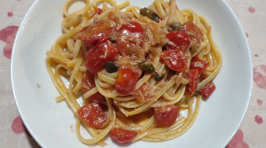 Linguine con pomodori datterini capperi e tonno piatto squisito